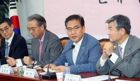 박진 통합당 외교안보특위원장이 28일 국회에서 열린 통합당 외교안보특별위원회 전체회의에서 발언하고 있다. 연합뉴스